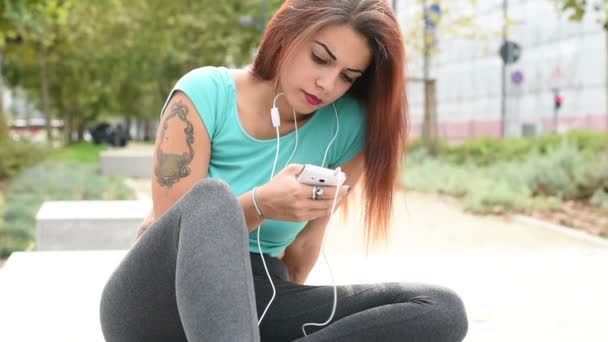 Joven Hermosa Mujer Escuchando Música Ciudad — Vídeos de Stock