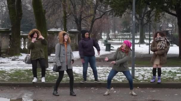 Ralenti Cinq Jeunes Femmes Champ Neige Extérieur Multiethnique Amuser Dansant — Video