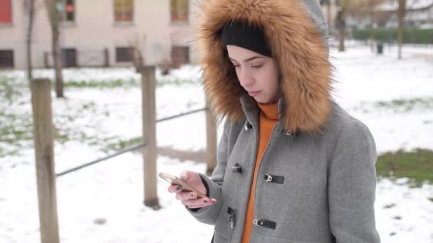 Ralenti Jeune Belle Femme Utilisant Téléphone Intelligent Regardant Caméra Souriante — Video