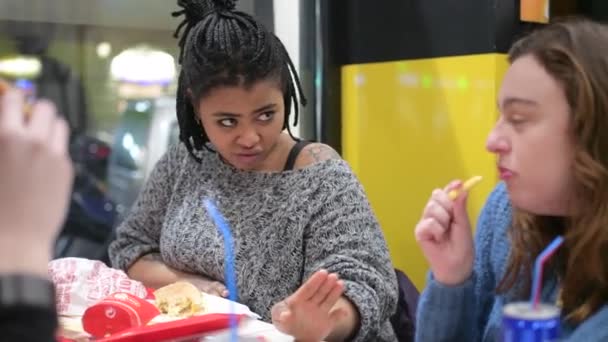 Młode Kobiety Wielonarodowe Jedzenie Wewnątrz Fast Food Jedzenie Picie Klient — Wideo stockowe