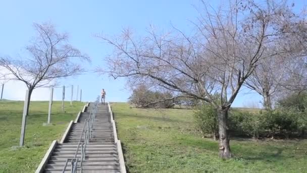 Joven Hombre Corriendo Abajo Aire Libre Ciudad Ejercicio Desafiante Concepto — Vídeos de Stock