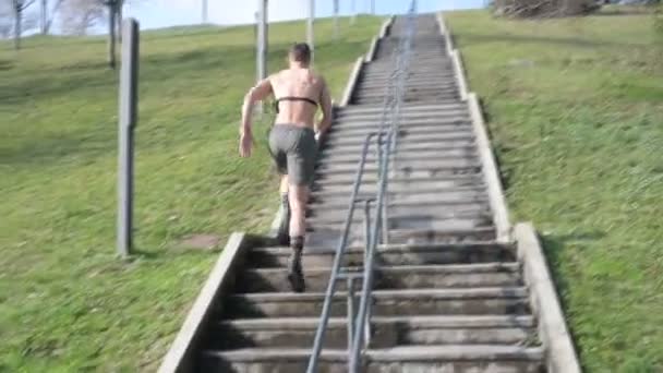 Junger Mann Läuft Draußen Der Stadt Die Treppe Hinauf Bewegung — Stockvideo