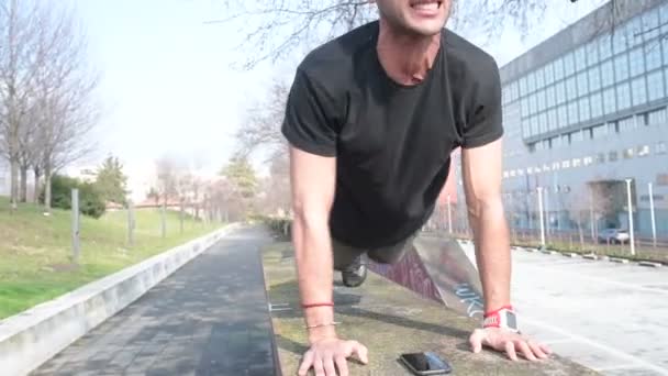 Joven Entrenamiento Aire Libre Haciendo Flexiones Fatiga Energía Concepto Deporte — Vídeo de stock