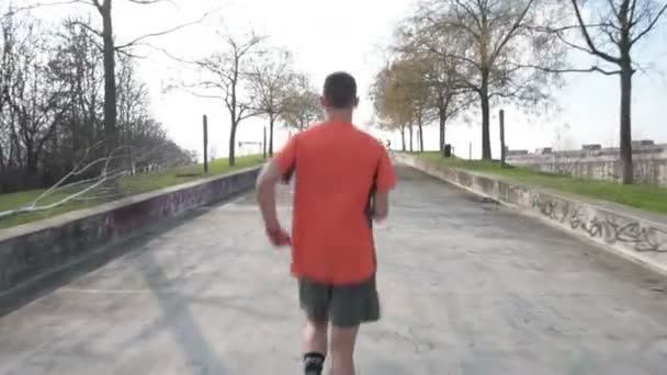 Θέα Πίσω Νεαρός Άνδρας Τρέχει Ανηφορική Εξωτερική Στην Πόλη Άσκηση — Αρχείο Βίντεο