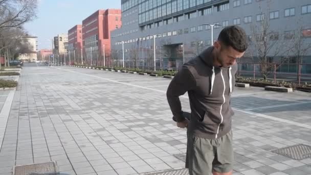 Hombre Joven Entrenamiento Aire Libre Calentamiento Ciudad Ejercicio Estilo Vida — Vídeo de stock