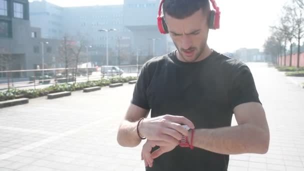 Jovem Homem Livre Usando Smartwatch Ouvir Música Tecnologia Sem Fio — Vídeo de Stock