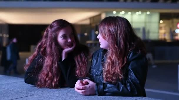 Slow Motion Two Young Women Outdoor Night Chatting Friendship Togetherness — Stock Video