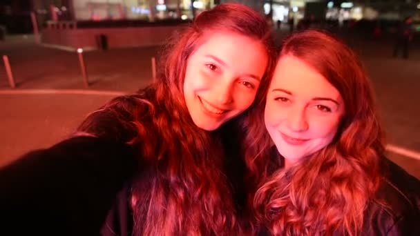 Dos Mujeres Jóvenes Aire Libre Por Noche Tomando Selfie Sonriendo — Vídeos de Stock