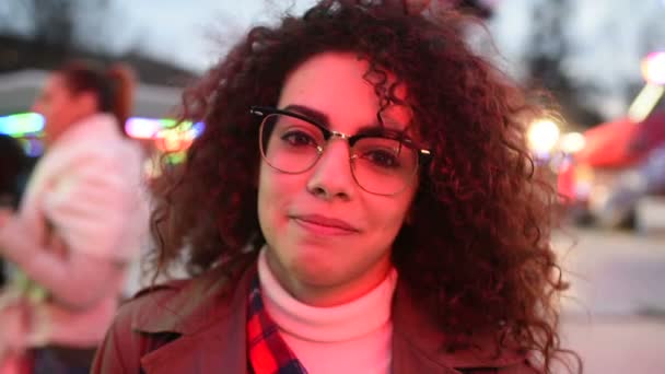 Joven Mujer Raza Mixta Lunapark Noche — Vídeos de Stock