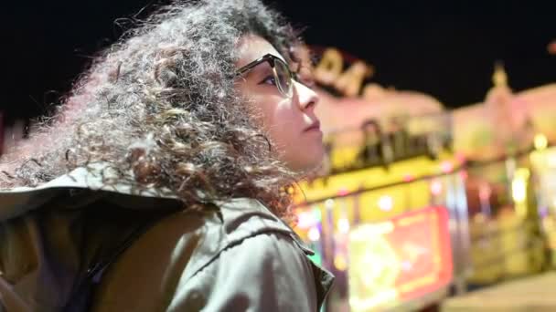 夜のルナパークで若い混合レースの女性 — ストック動画