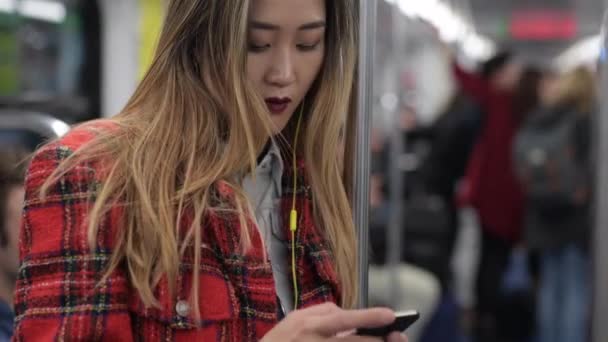 Jonge Vrouw Ondergronds Met Behulp Van Smart Phone Technologie Woon — Stockvideo