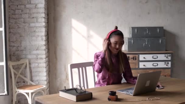 Genç Bir Kadın Ofis Içinde Dizüstü Bilgisayar Kablosuz Müzik Teknolojisi — Stok video