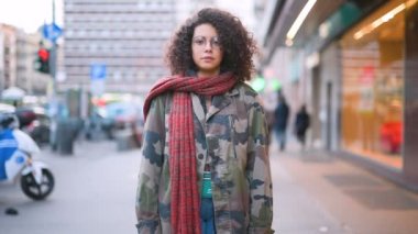 Yavaş çekim güzel melez kadın kameraya bakıyor pozitif iksirler, mutluluk, kadın gücü kavramı