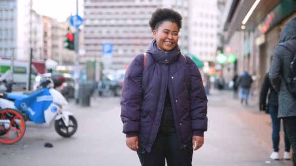 Lento Movimento Jovem Bela Mulher Negra Livre Olhando Câmera Rindo — Vídeo de Stock