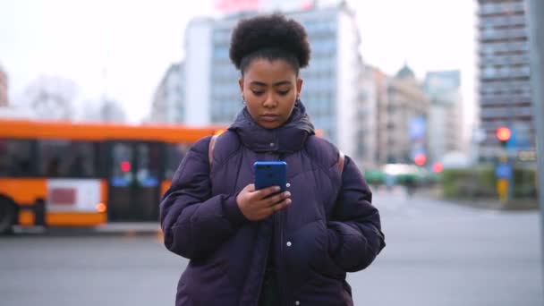 時間経過若い黒人女性屋外スマートフォンのパブ ソーシャルネットワーク 無線通信の概念を使用して — ストック動画