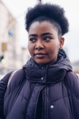 Güzel ve kıvırcık afro kız geleceğe bakıyor
