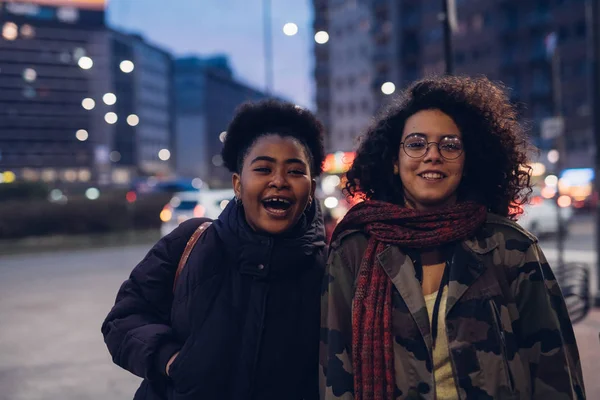 Duas meninas felizes na cidade — Fotografia de Stock