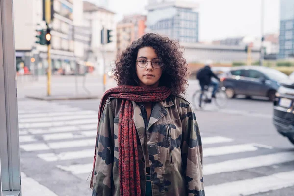 Giovane e riccia bella ragazza in città — Foto Stock