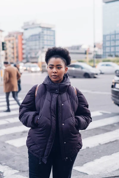 Молодая черная и кудрявая девушка на улице — стоковое фото