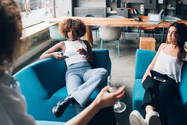 Jonge vrouwen in gesprek in een modern kantoor — Stockfoto