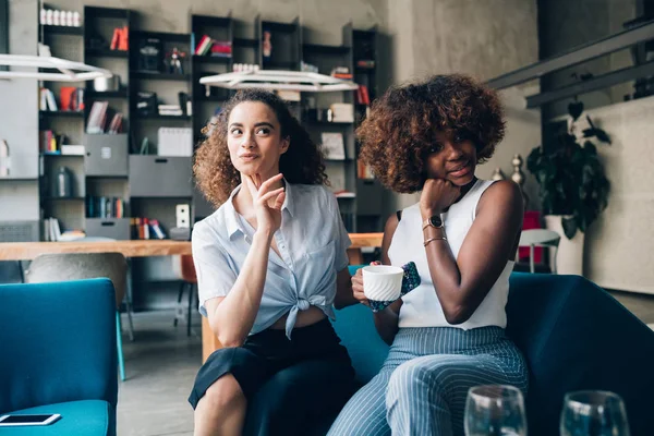 Jonge vrouwen die samen poseren en koffie drinken in de moderne bistro — Stockfoto