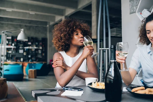 İki genç kız içki içip barda oturuyor. — Stok fotoğraf