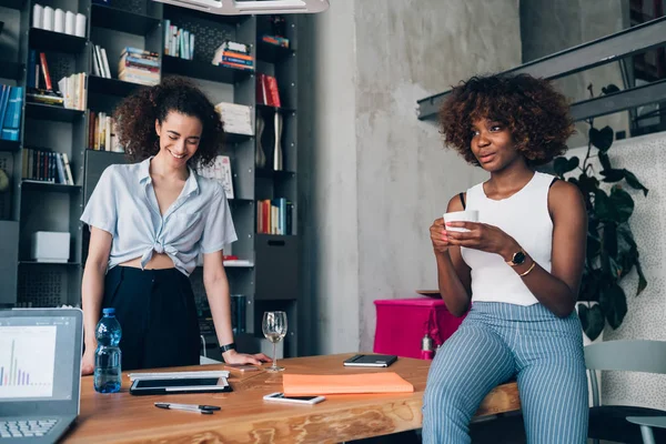 Mujeres jóvenes discutiendo proyecto en espacio de coworking — Foto de Stock