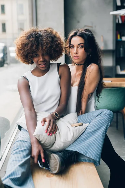 Modern barda bankta oturan genç kadınlar — Stok fotoğraf