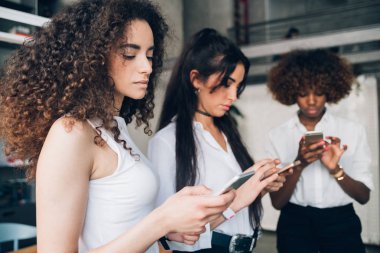 Üç genç iş kadını verileri akıllı telefonla kontrol edip paylaşıyor