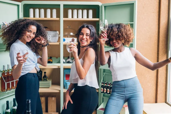 Drei multirassische Frauen, die Spaß haben und in einem modernen Pub tanzen — Stockfoto