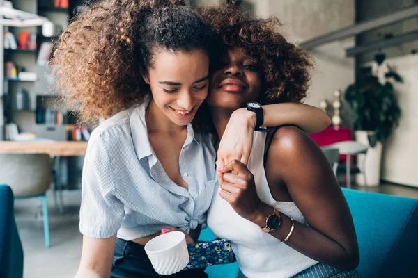 Due amici multirazziali che posano insieme e condividono la felicità — Foto Stock