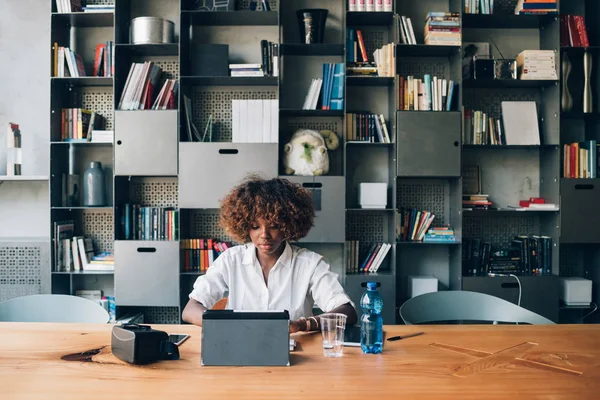 Junge schwarze Studentin arbeitet mit Tablet an einem Coworking-Projekt — Stockfoto
