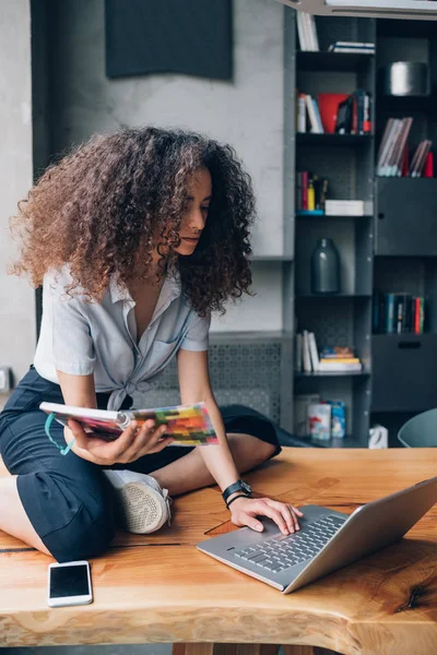 Junge kaukasische Frau arbeitet mit Laptop in modernem Coworking — Stockfoto