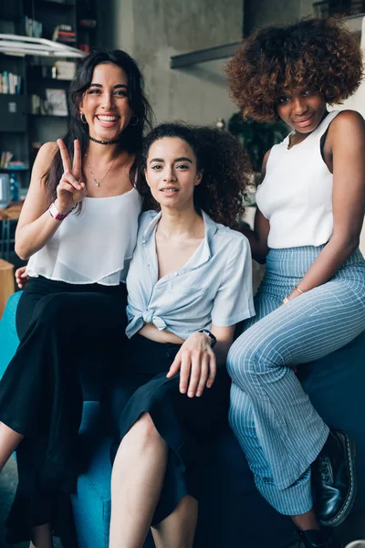 Drie jonge multiraciale vrouwen zitten samen in moderne loft — Stockfoto