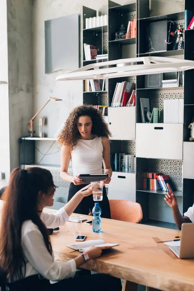 Young businesswomen having meeting in coworking office — 스톡 사진