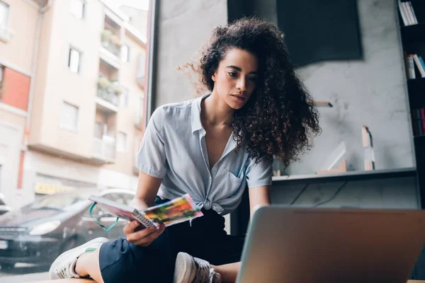 Fiatal kaukázusi nő dolgozik és keres laptop modern coworking térben — Stock Fotó