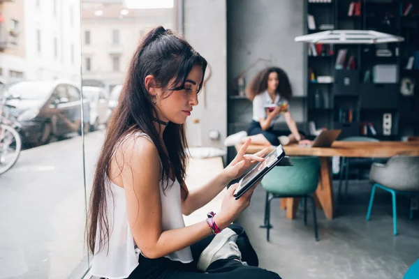 Dos mujeres caucásicas jóvenes que trabajan en loft moderno —  Fotos de Stock