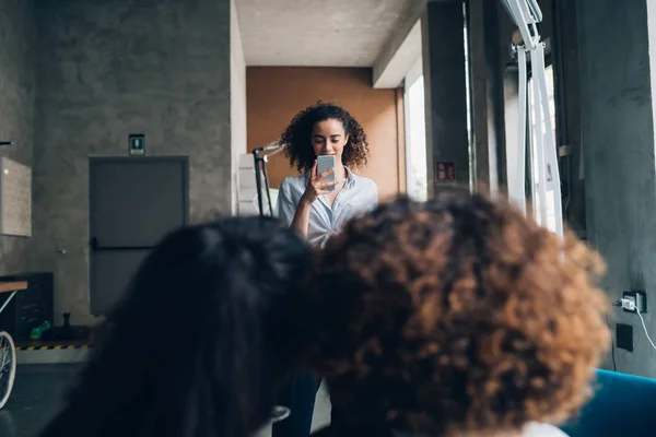 Tres mujeres jóvenes tomando fotos y relajándose en el moderno pub — Foto de Stock