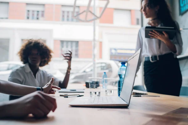 Drie jonge multiraciale zakenvrouwen plannen een nieuw project in coworking office — Stockfoto