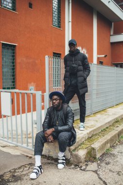 Sokakta birlikte poz veren iki Afrikalı genç adam. 