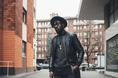 Kentsel altyapıda genç siyahi bir adamın portresi 