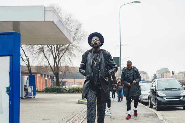 Ung svart man går på gatan och tittar längre — Stockfoto