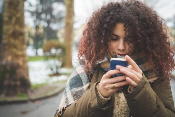 Porträtt av ung kvinna med hjälp av smartphone — Stockfoto