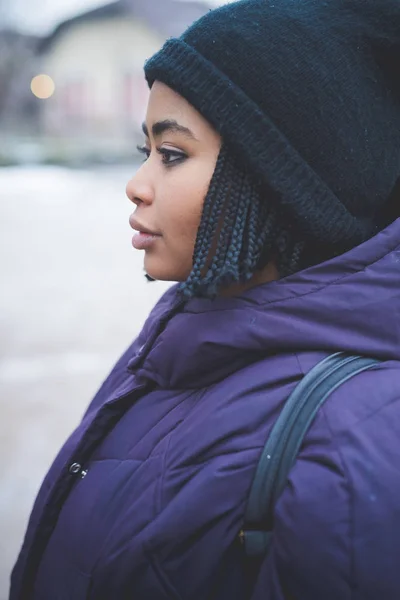 Portret van jonge zwarte vrouw poseren buiten en kijken vooruit — Stockfoto