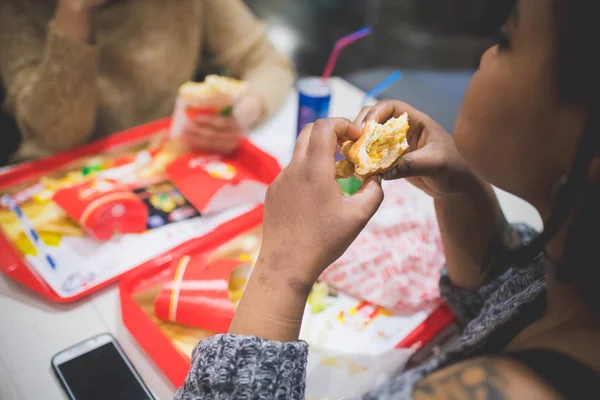 Joven Mujer Africana Comiendo Sándwich Con Amigos Comida Rápida Hambre — Foto de Stock