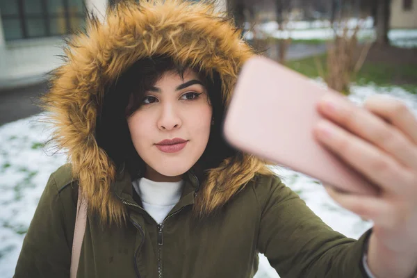 Retrato de una joven en la calle tomando selfie —  Fotos de Stock
