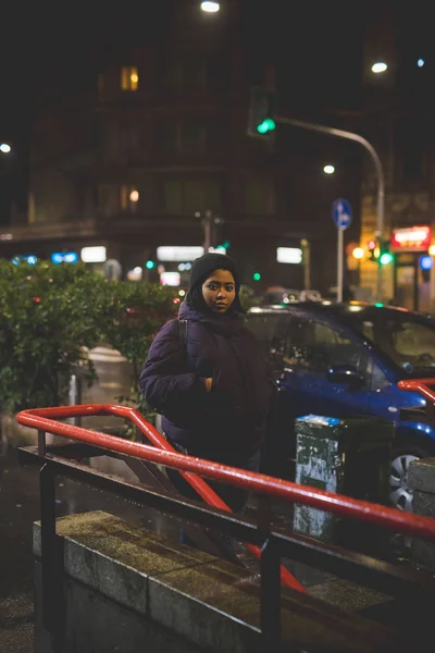 Portret van jonge zwarte vrouw poseren buiten en op zoek camera — Stockfoto