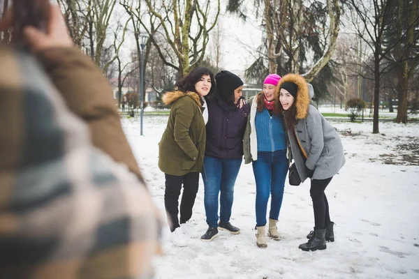 公園で写真を撮る4人の若い女性が — ストック写真