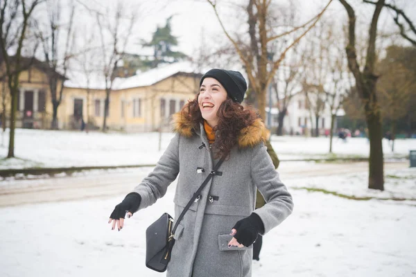 Kışın parkta duran genç bir kadının portresi. — Stok fotoğraf
