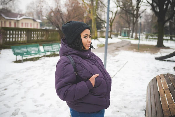 Junge schwarze Frau posiert im Park und schaut Kamera — Stockfoto